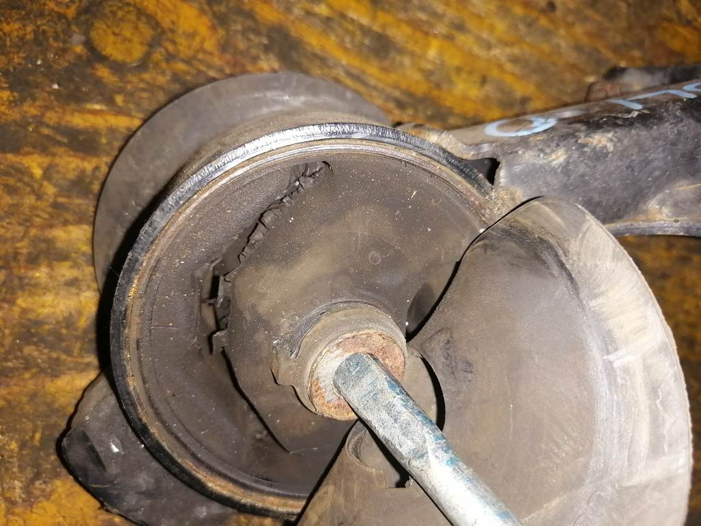 подушка двигателя Suzuki Solio