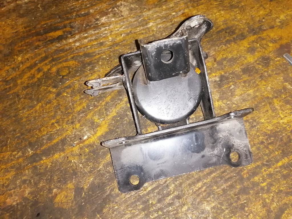 подушка двигателя Suzuki Solio