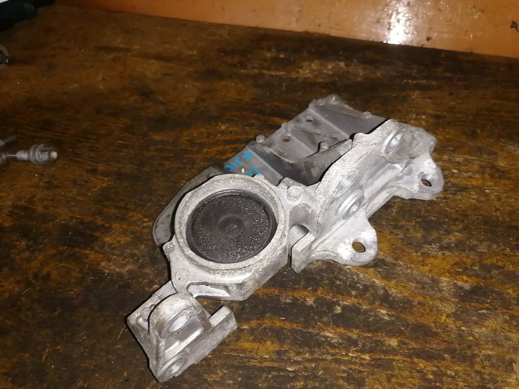 подушка двигателя Nissan Dualis