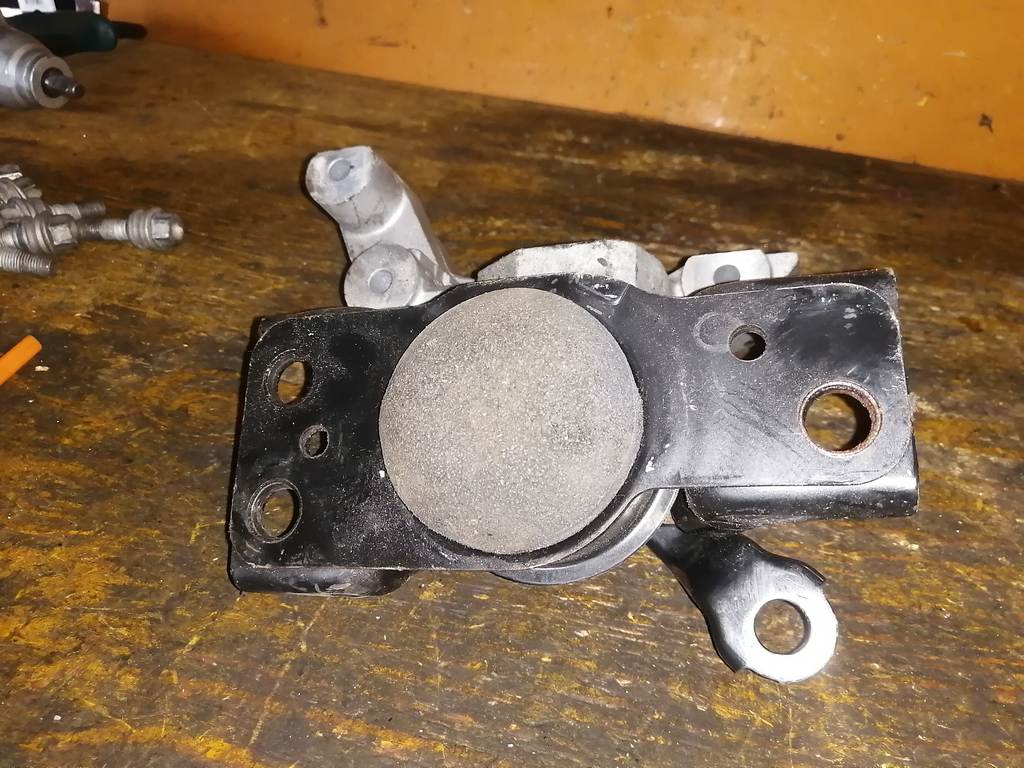 подушка двигателя Nissan Tiida Latio