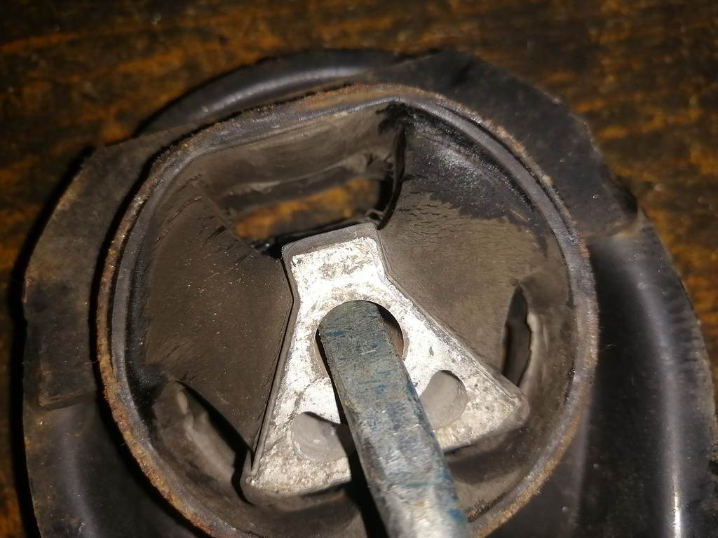 подушка двигателя Mazda Axela