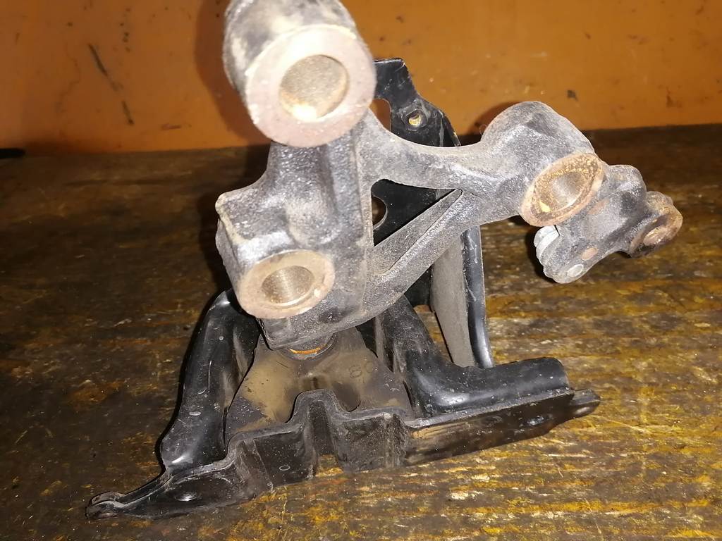 подушка двигателя Toyota Passo