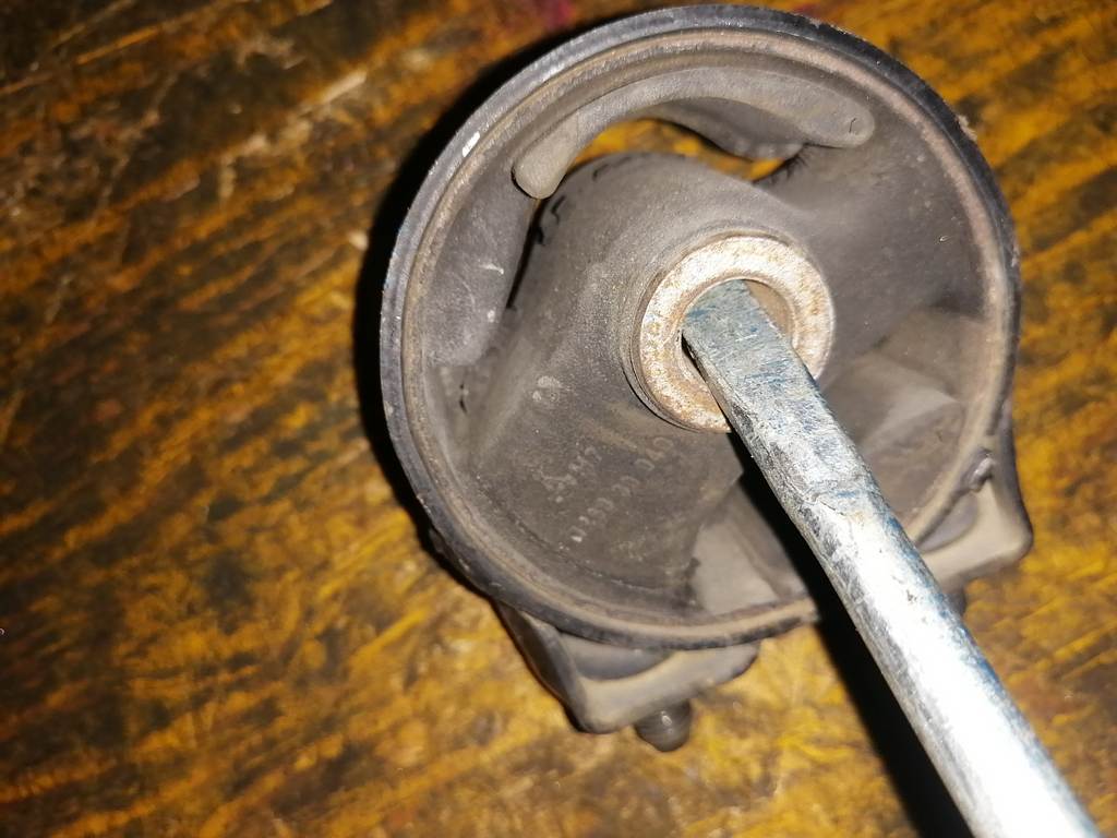 подушка двигателя Mazda Demio