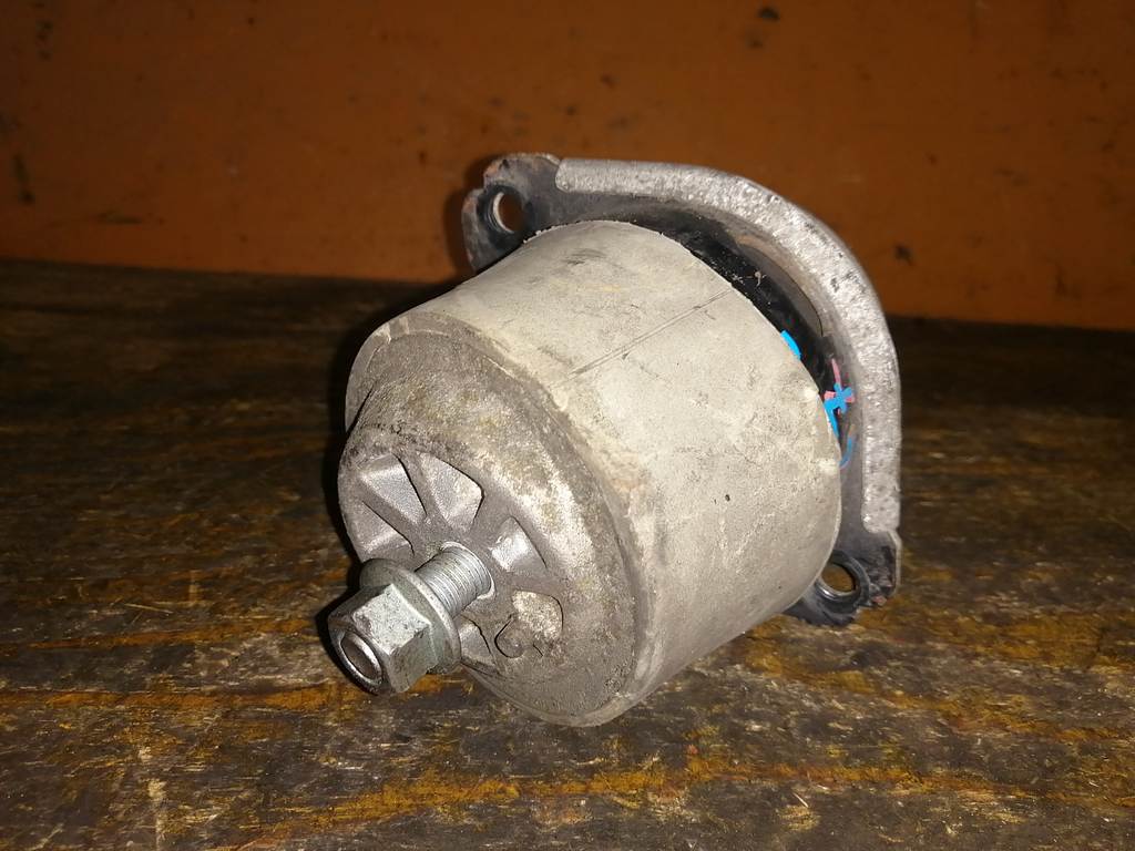 подушка двигателя Volkswagen Touareg