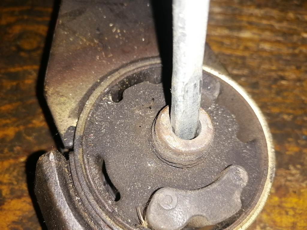 подушка двигателя Mazda Demio