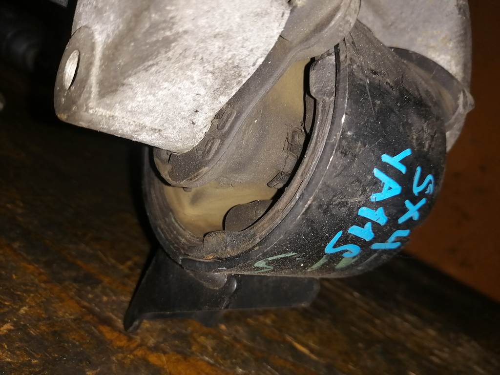подушка двигателя Suzuki SX4