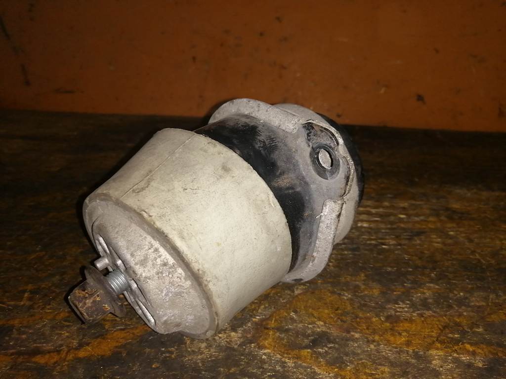 подушка двигателя Volkswagen Touareg