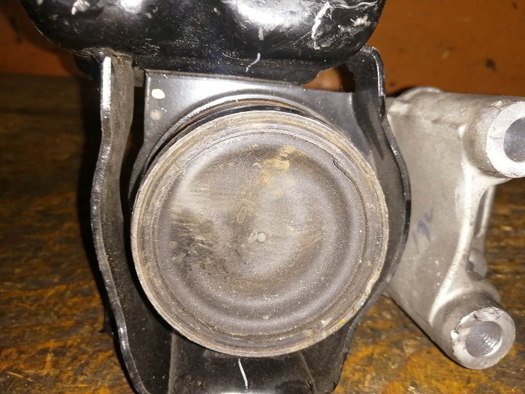 подушка двигателя Nissan Note