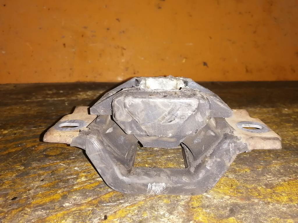 подушка двигателя Mazda Demio