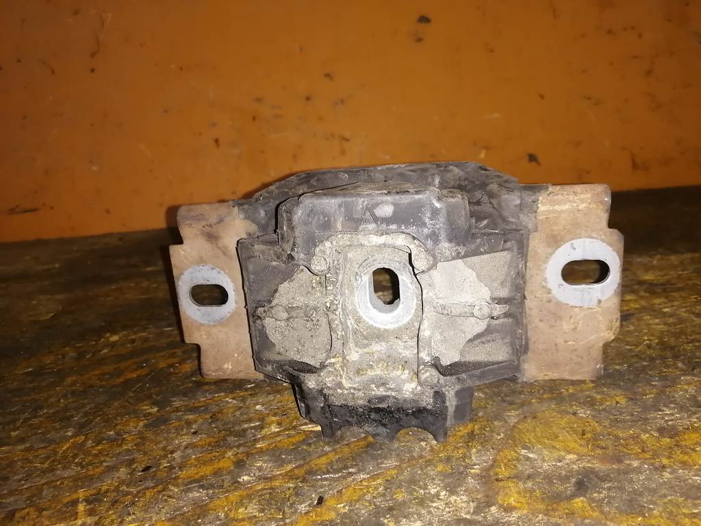 подушка двигателя Mazda Demio