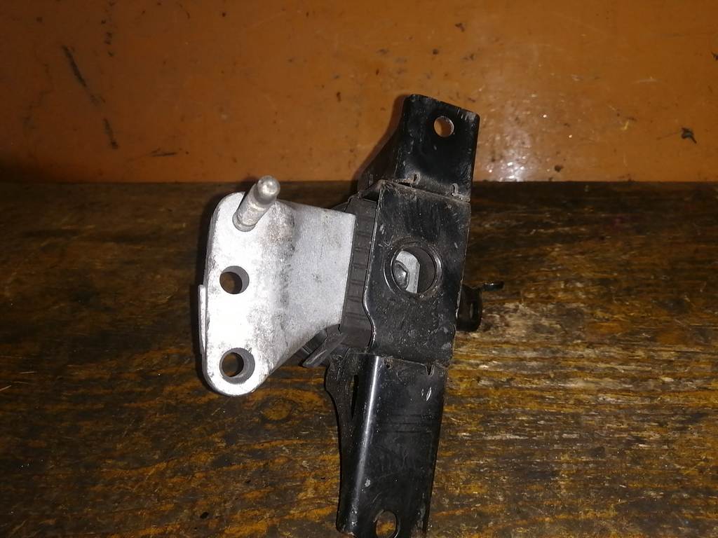 подушка двигателя Toyota Vitz