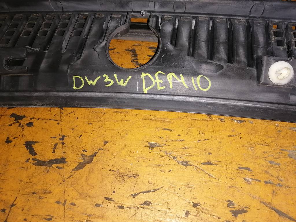 жабо Mazda Demio