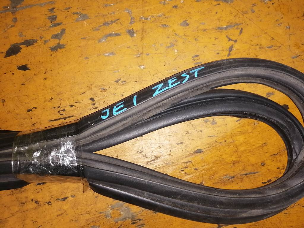 уплотнение багажника Honda Zest