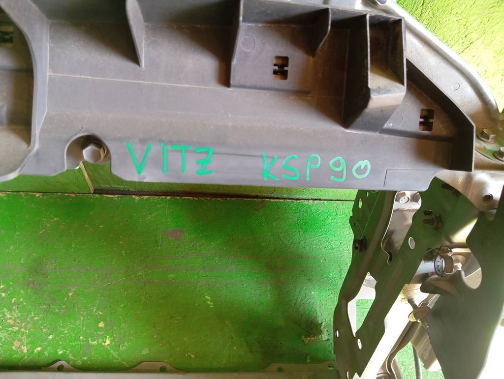 рамка радиатора Toyota Vitz