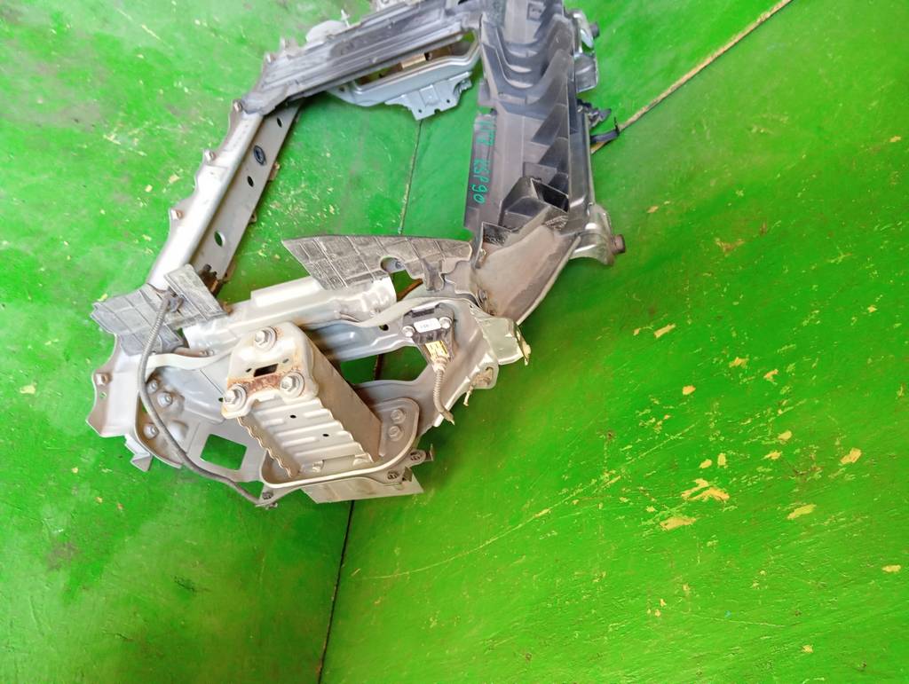 рамка радиатора Toyota Vitz