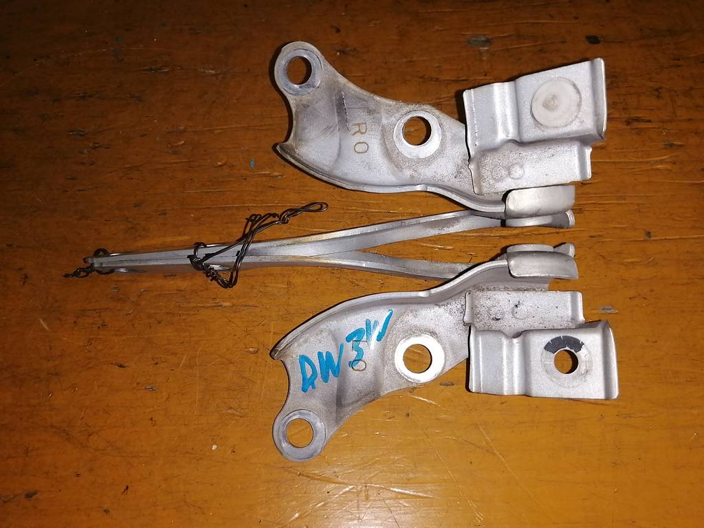 петля капота Mazda Demio