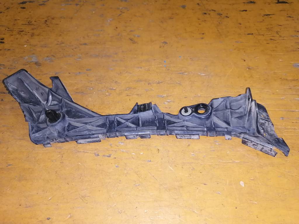 крепеж бампера Mazda Axela