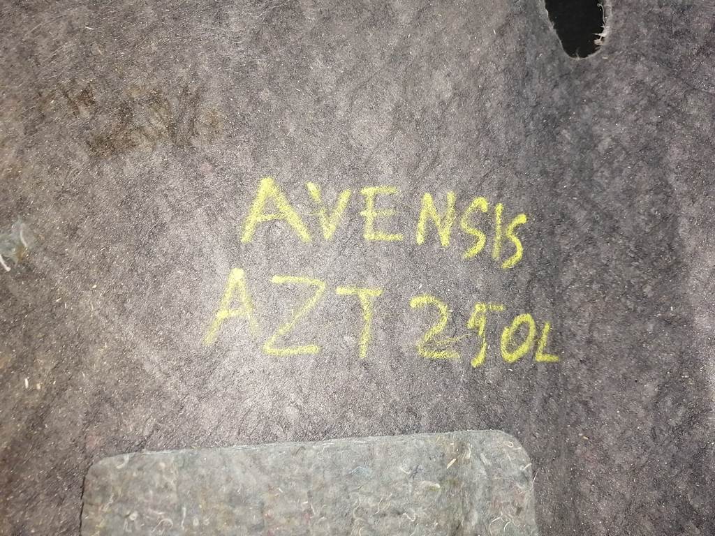 ковер салона Toyota Avensis