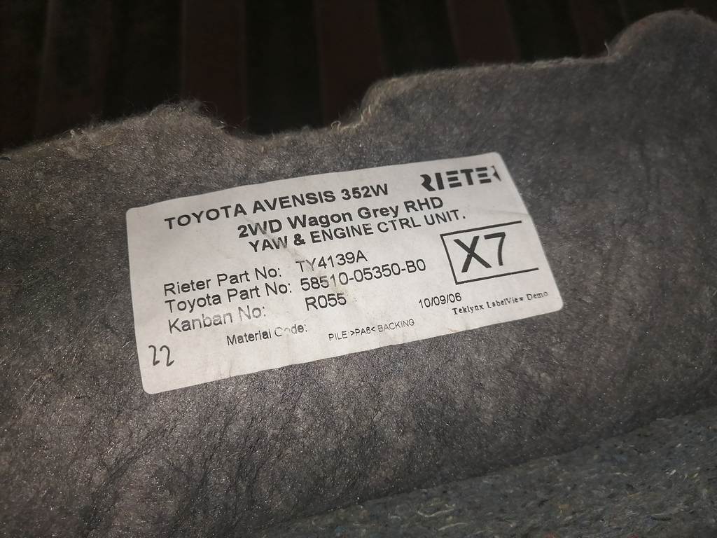 ковер салона Toyota Avensis