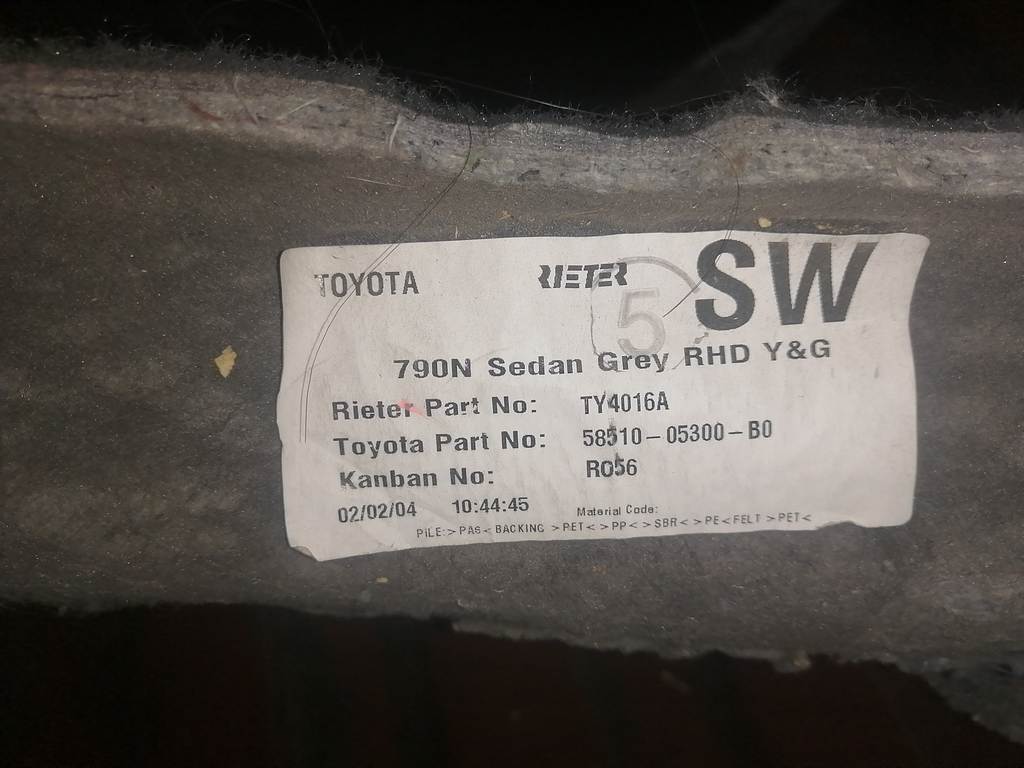 ковер салона Toyota Avensis
