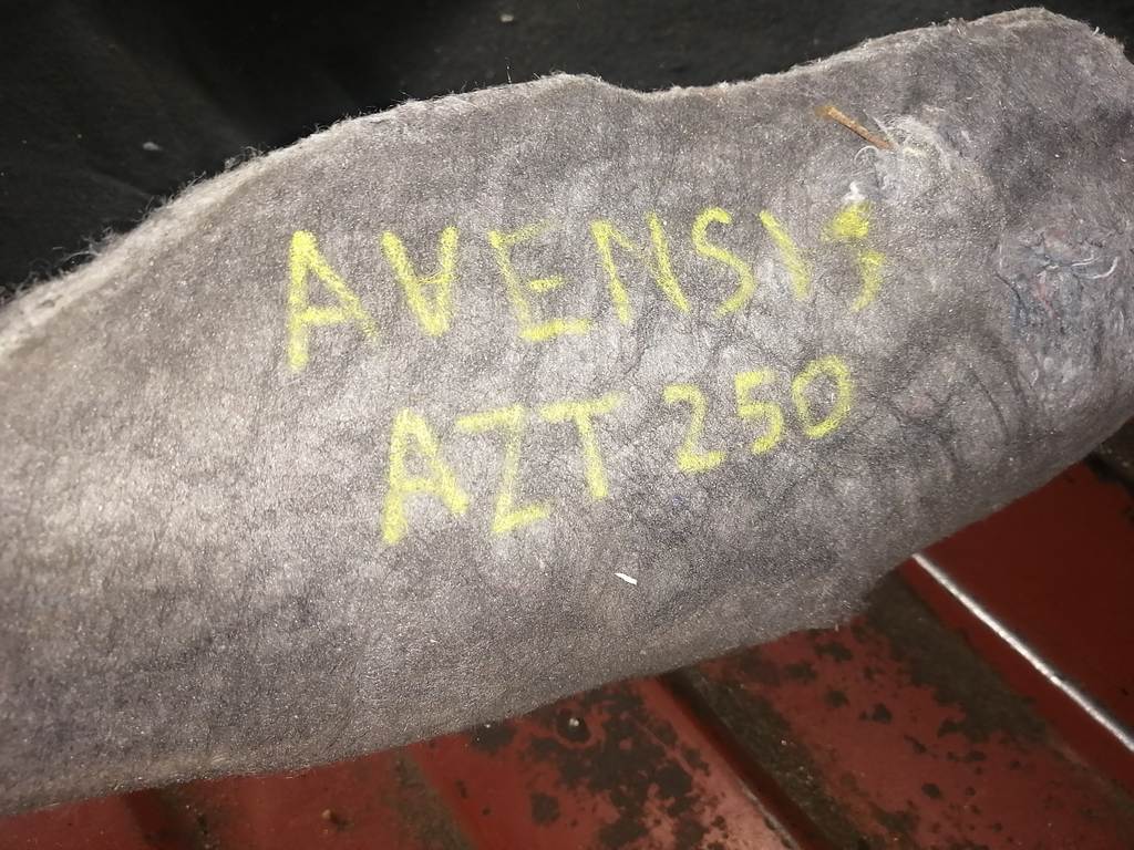 ковер салона Toyota Avensis