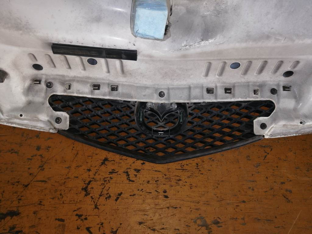 капот Mazda Demio