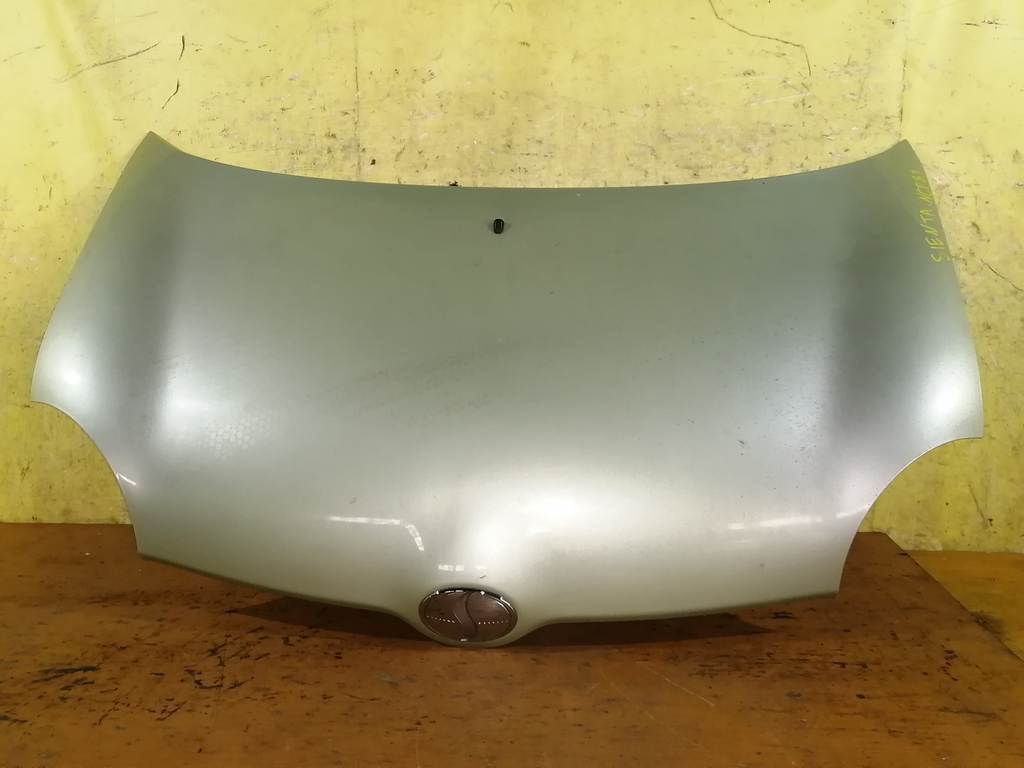 капот Toyota Sienta