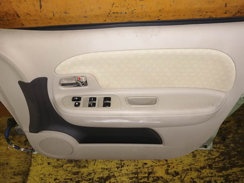 дверь Toyota Sienta