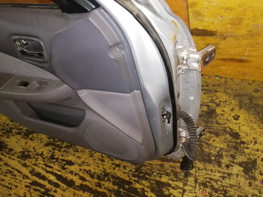 дверь Nissan Sunny