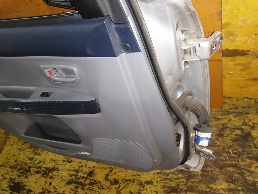 дверь Mazda Demio