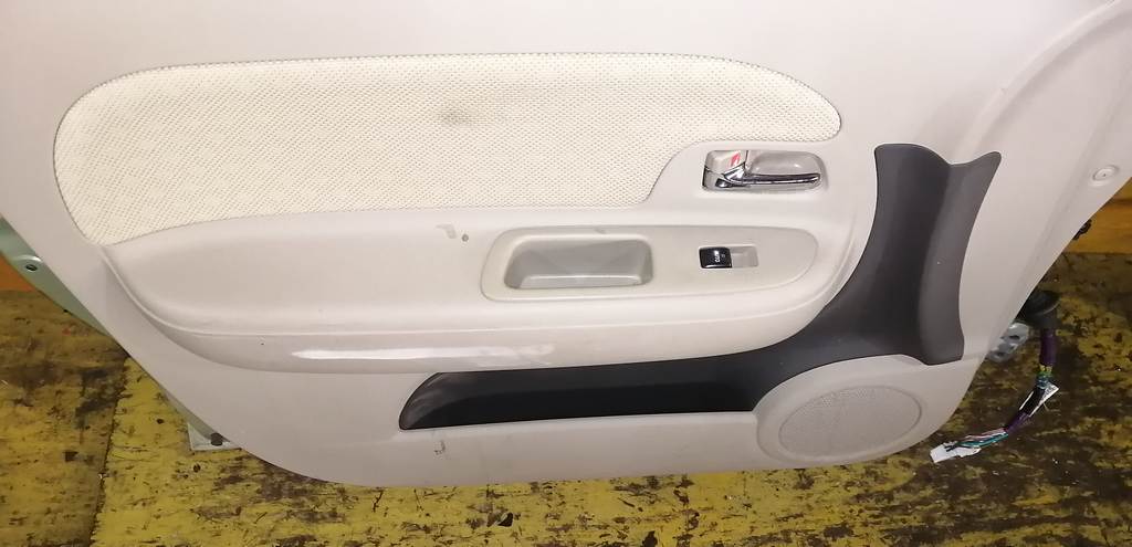 дверь Toyota Sienta
