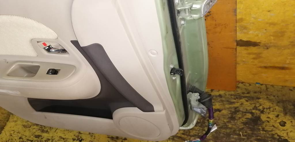 дверь Toyota Sienta