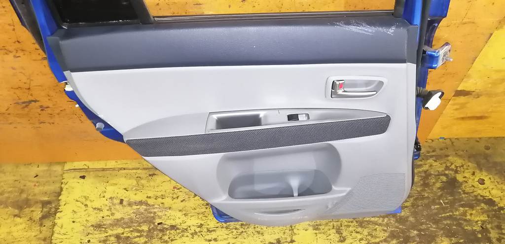 дверь Mazda Demio