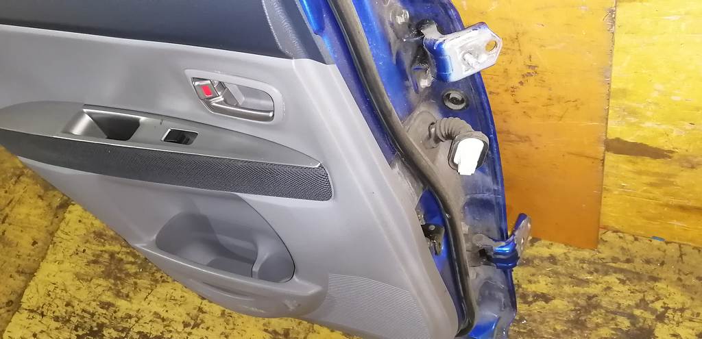 дверь Mazda Demio