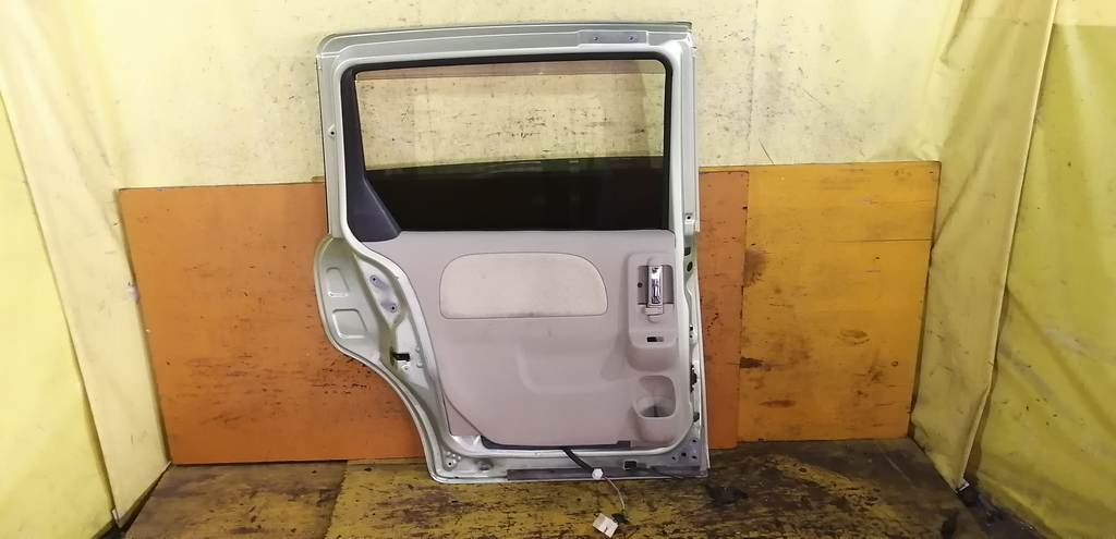 дверь Toyota Sienta