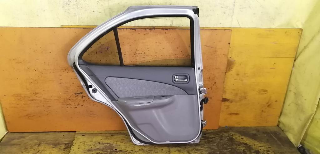 дверь Nissan Sunny