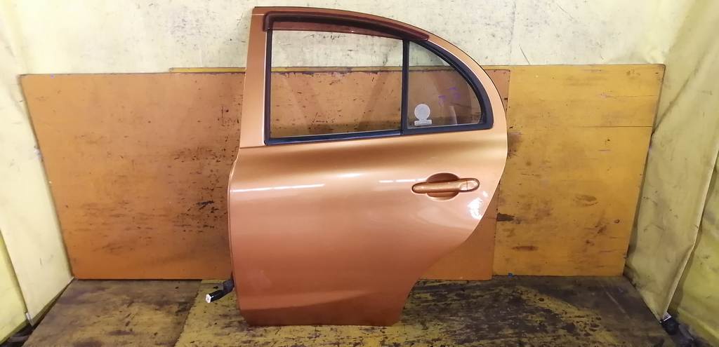 дверь Nissan March