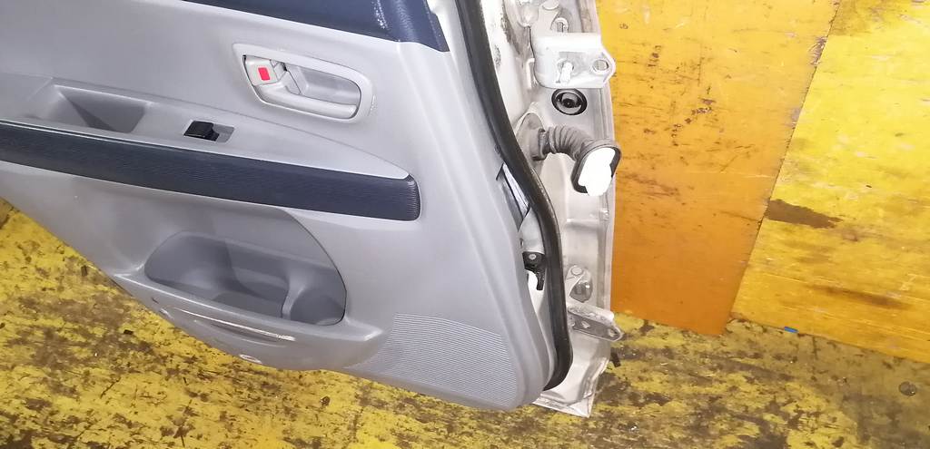 дверь Mazda Demio