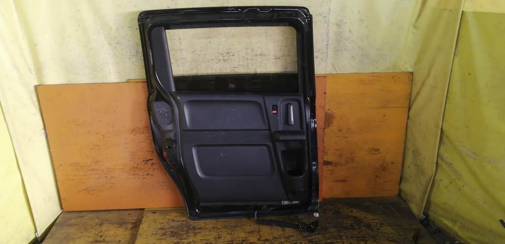дверь Honda Freed Spike