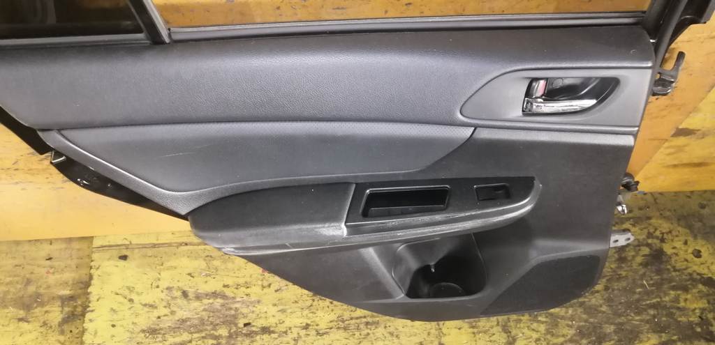 дверь Subaru Impreza