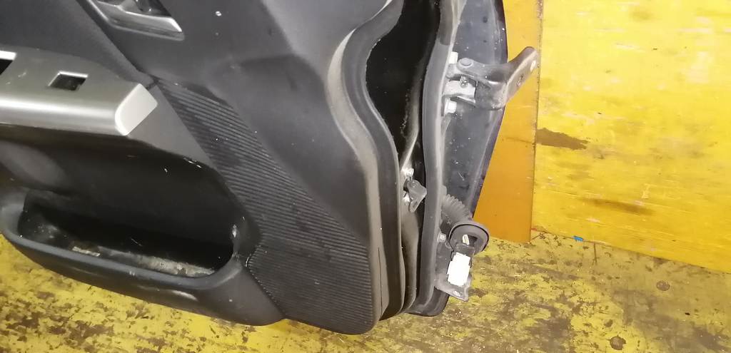 дверь Honda Freed Spike
