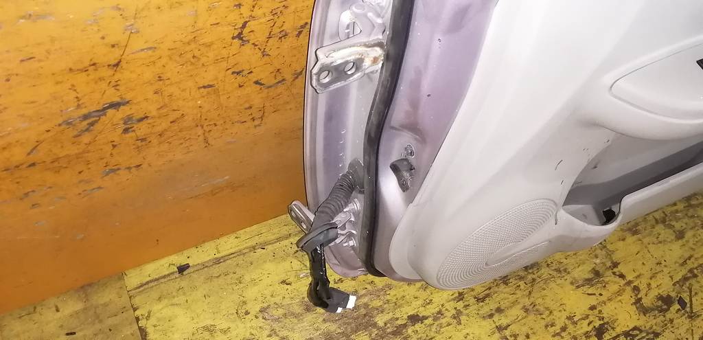 дверь Nissan March