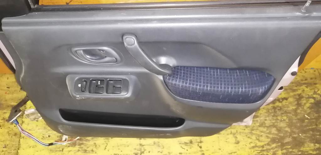 дверь Suzuki Swift