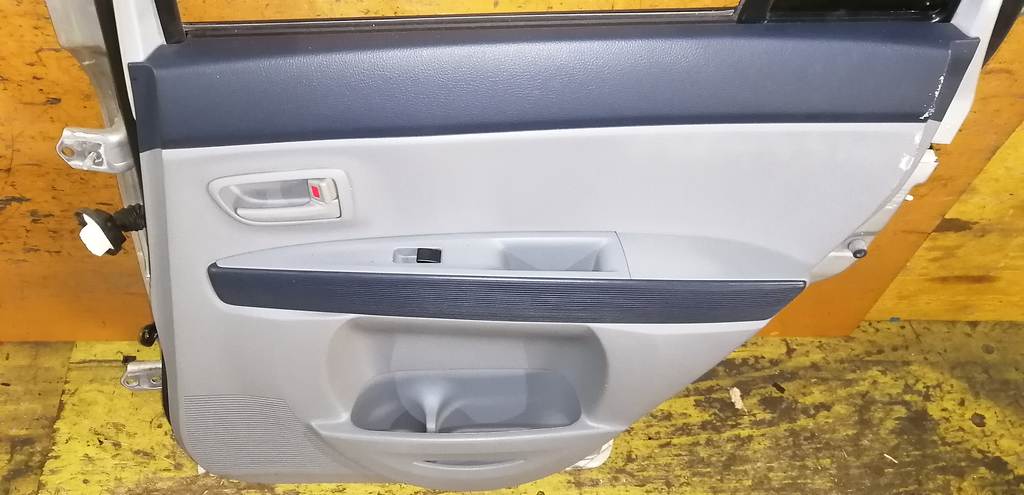 дверь Mazda Demio
