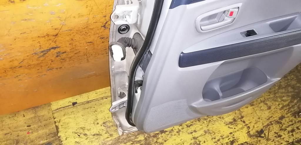 дверь Mazda Demio