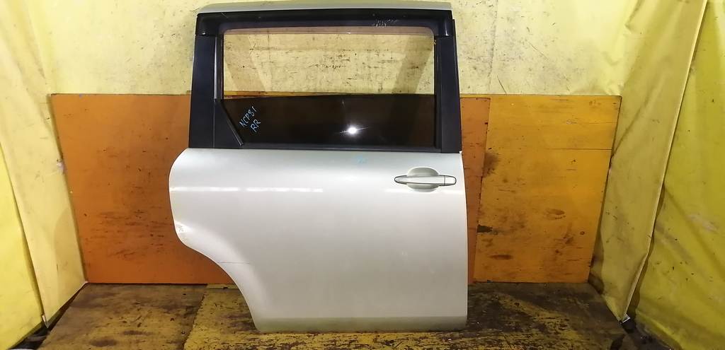 дверь Toyota Sienta