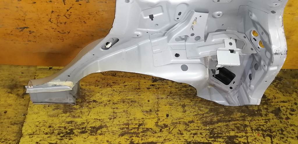 крыло Mazda Demio
