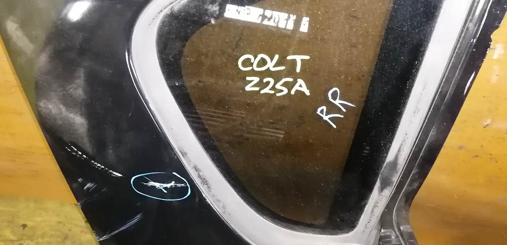 крыло Mitsubishi Colt
