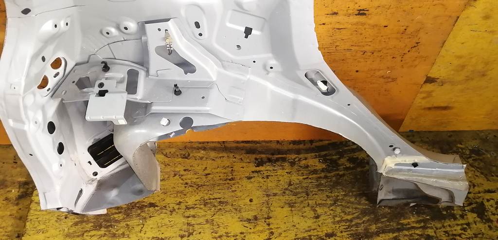 крыло Mazda Demio