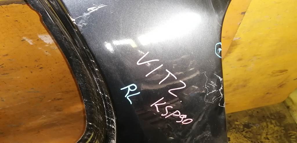 крыло Toyota Vitz